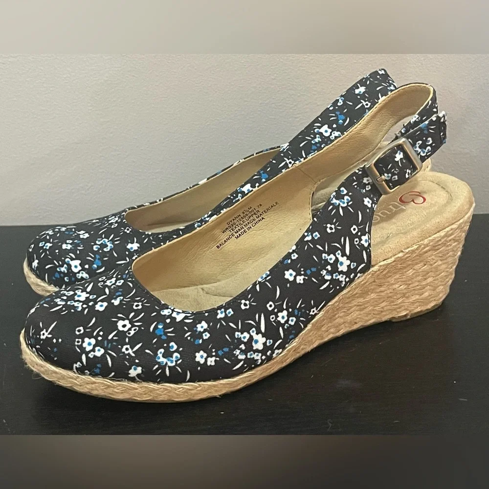 New with tags BareTraps Danny Blue Floral Espadrilles size 6.5
